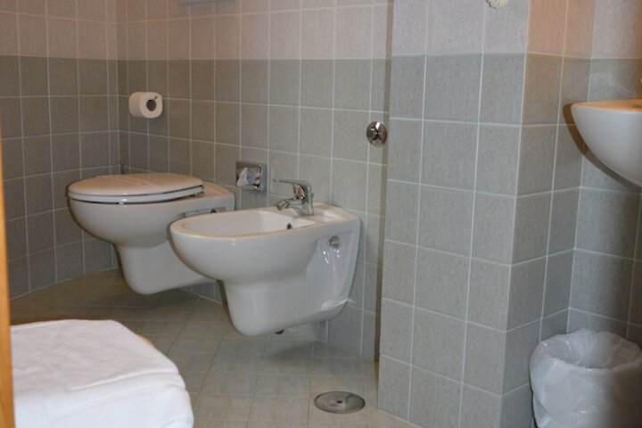 Room 10 of 28