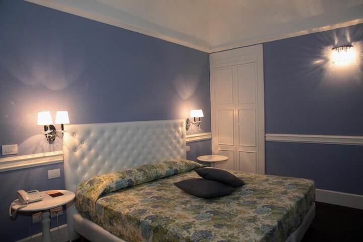 Room 4 of 32
