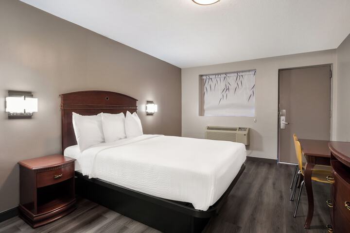 Standard Single King Bed (7 of 8)