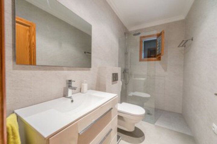 Room 2 of 33
