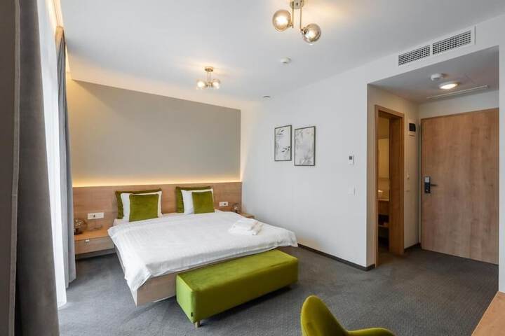 Room 8 of 28