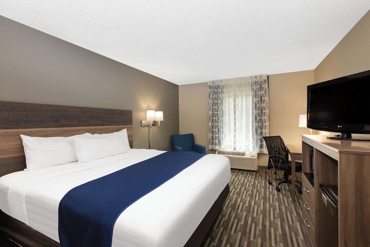 1 King Bed (3 of 4)