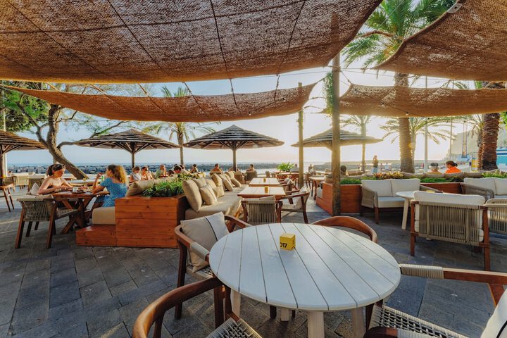 Lounge 104 of 138