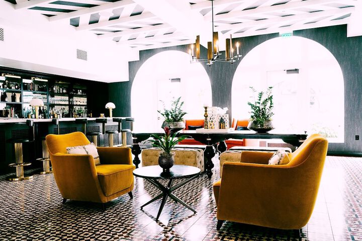Lobby lounge