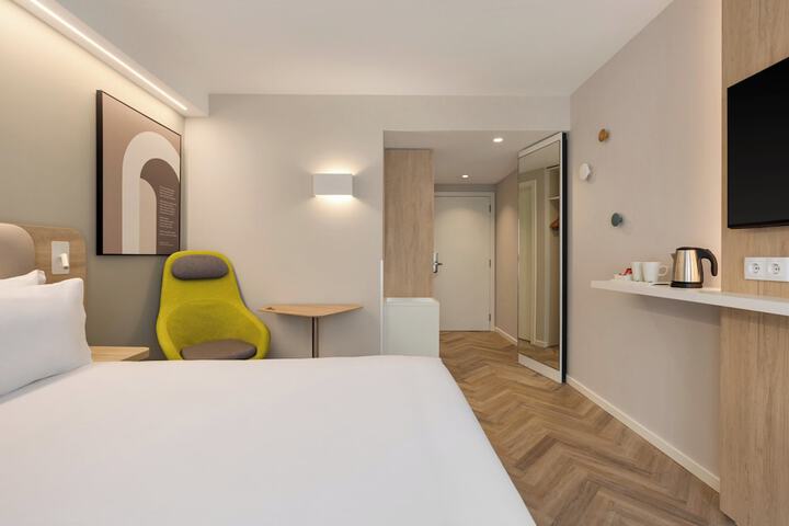 Room 14 of 28