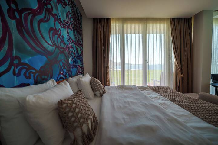 Room 12 of 180