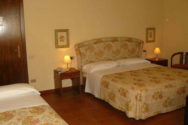 Room 6 of 28