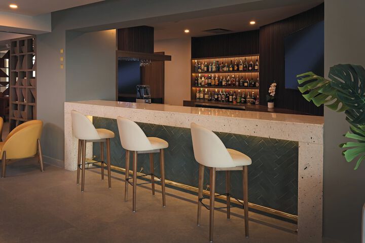 Lounge 64 of 87