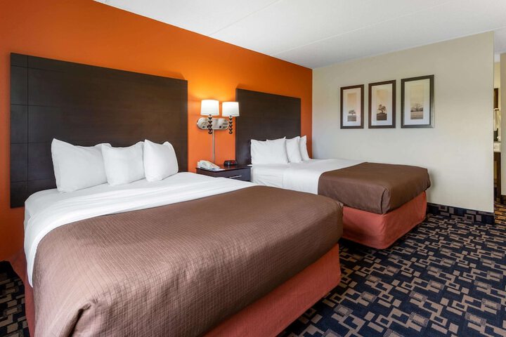 2 Queen Beds (5 of 9)