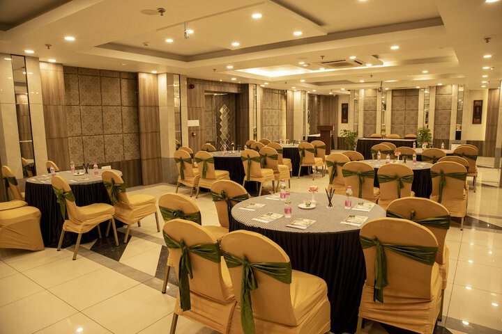 Ballroom/Hall 26 of 33
