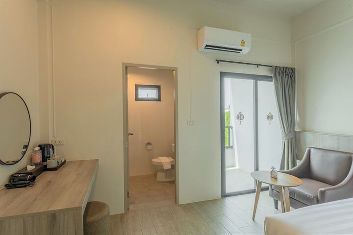 Room 8 of 90