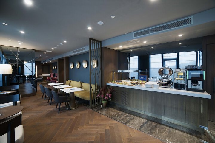 Lounge 196 of 202