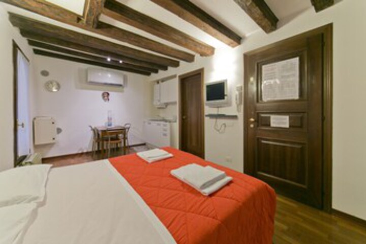 Room 9 of 14