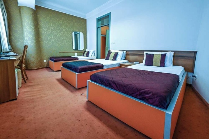 Room 10 of 93
