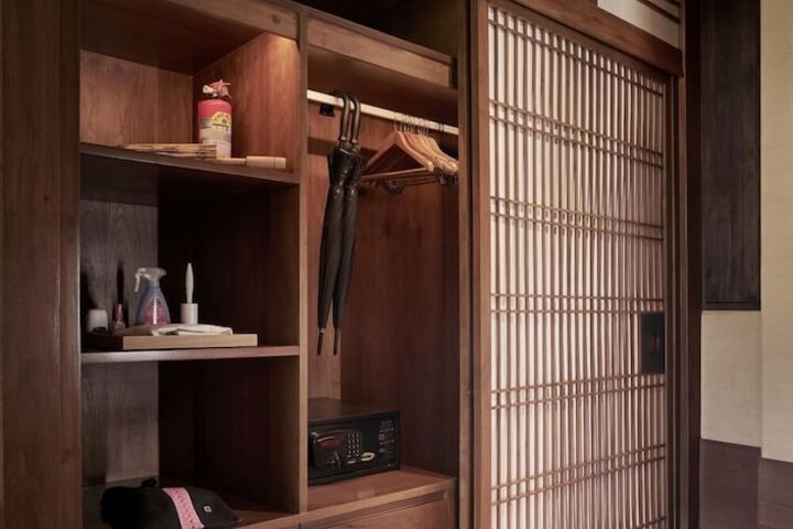 Room 5 of 193