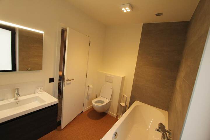 Room 8 of 33
