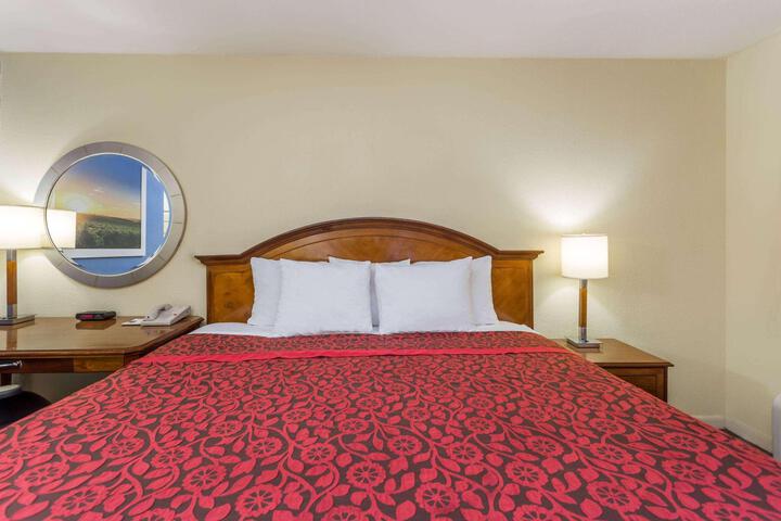 1 King Bed (10 of 14)