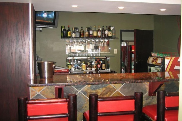 Lounge 15 of 18