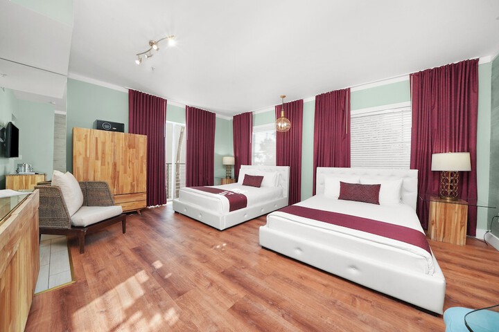 1 Queen Bed (6 of 8)