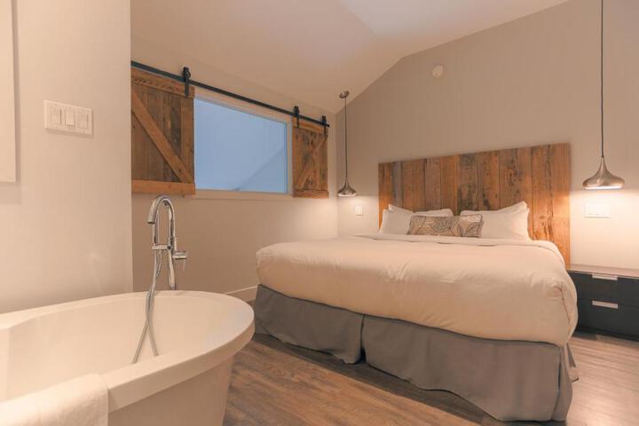 1 King Bed Accessible (10 of 27)
