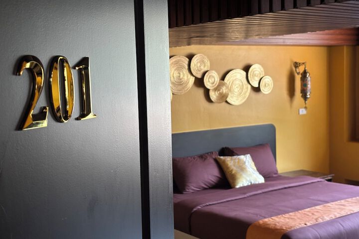 Room 9 of 94