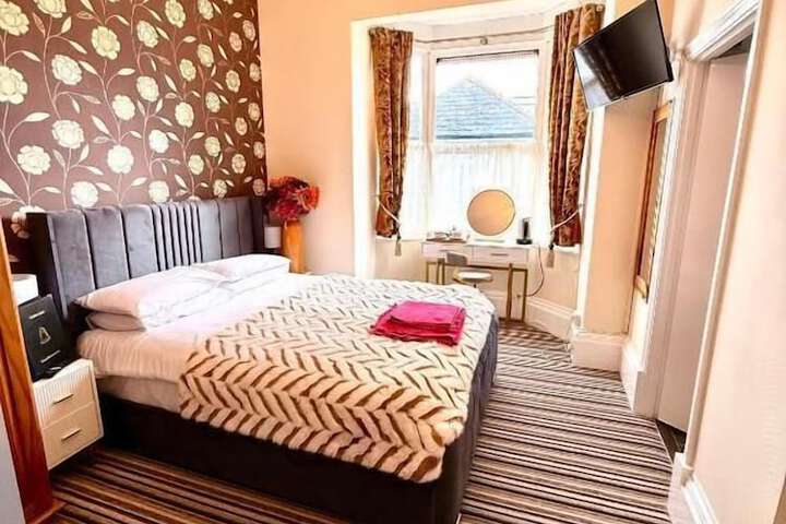 Room 4 of 66
