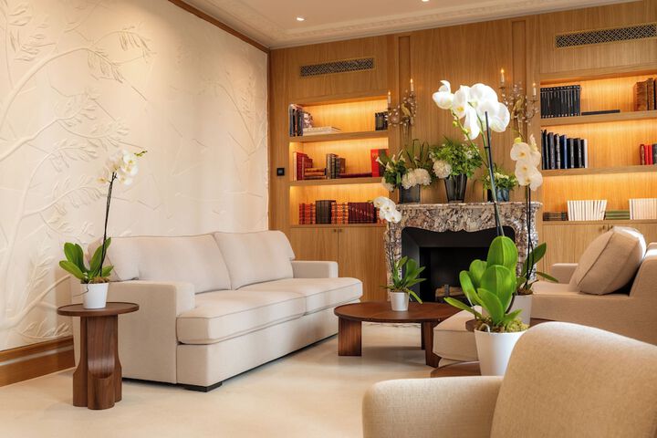 Lounge 26 of 37