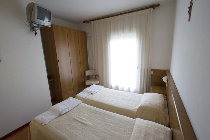 Room 2 of 43