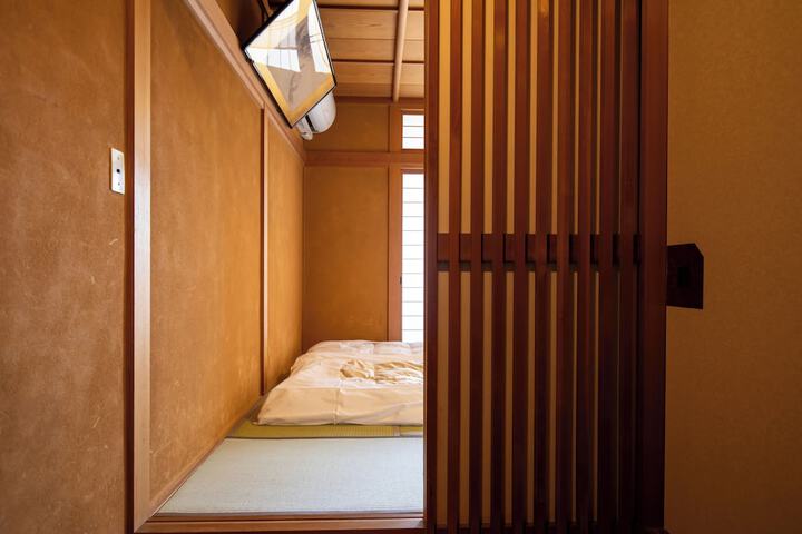 Room 8 of 85
