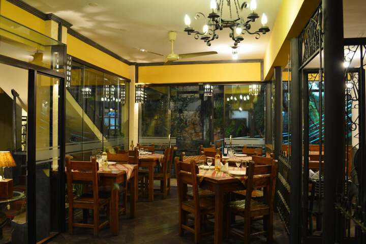 Dining 33 of 44