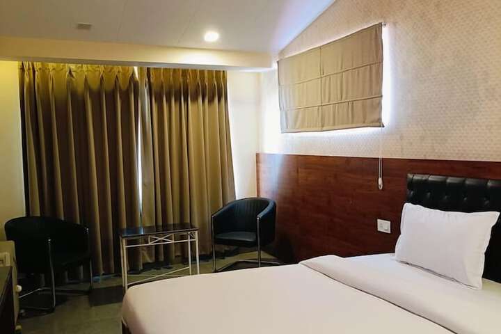 Room 10 of 28