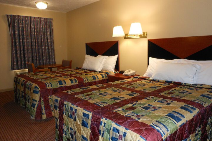 2 Queen Beds (2 of 10)
