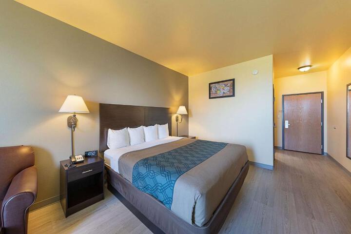 1 King Bed (4 of 8)