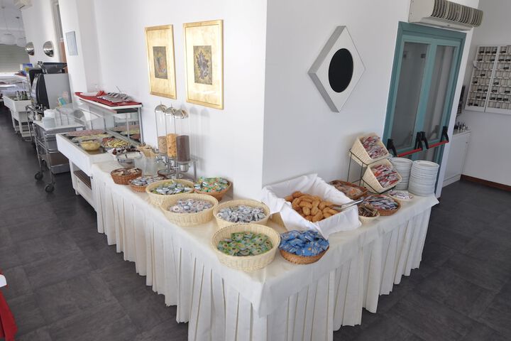 Dining 40 of 63