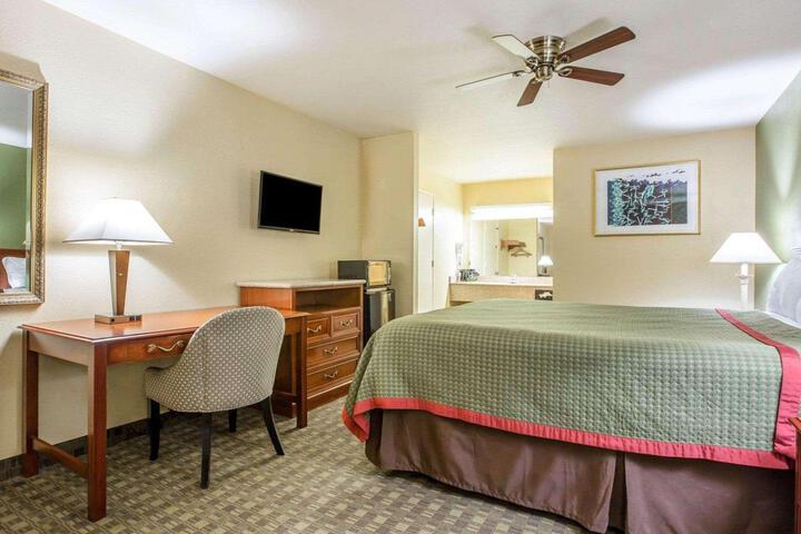 1 King Bed (2 of 9)