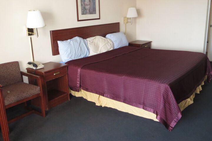 1 King Bed (2 of 4)