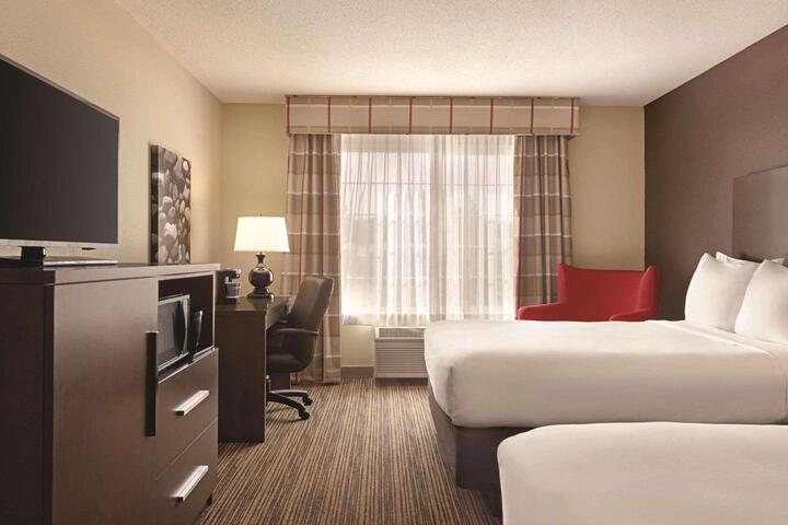 1 Queen Bed Accessible (2 of 10)