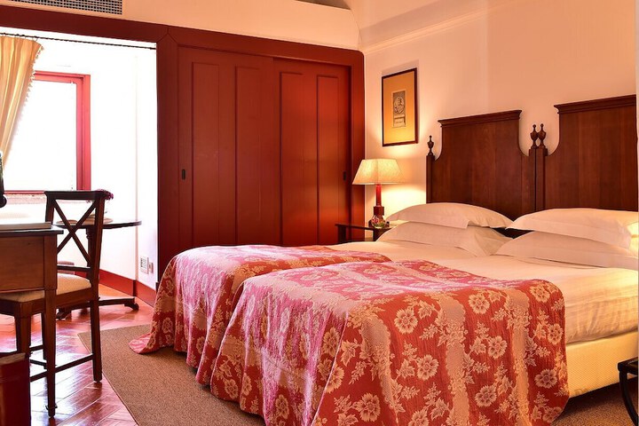 Room 4 of 32