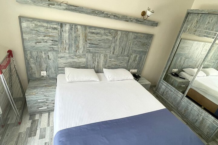 Room 8 of 25