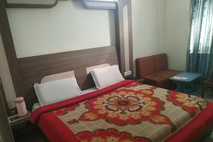 Room 13 of 33