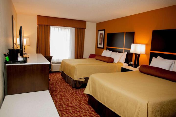 2 Queen Beds Microwave and Refrigerator WiFi Full Breakfast (4 of 6)