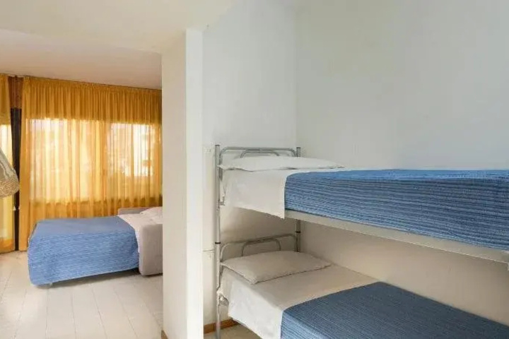 Room 4 of 18