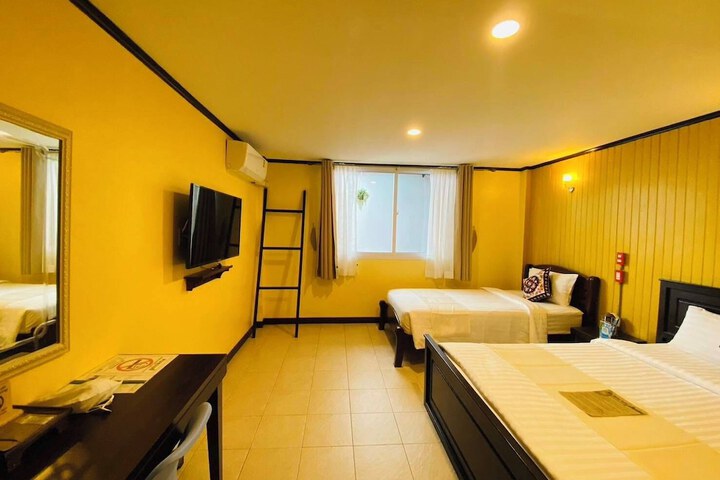 Room 19 of 211
