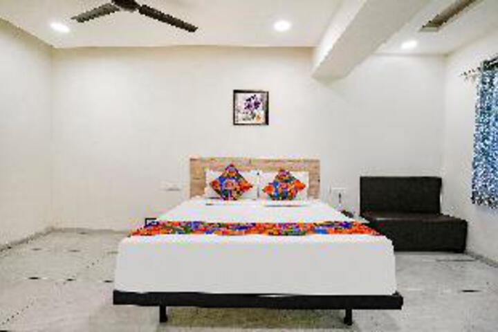 Room 6 of 30