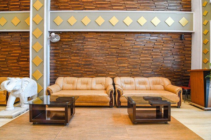 Lounge 44 of 53