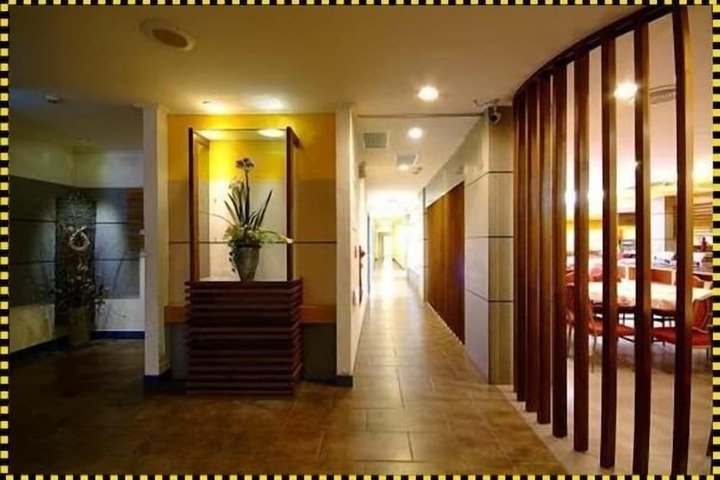 Ballroom/Hall 42 of 43