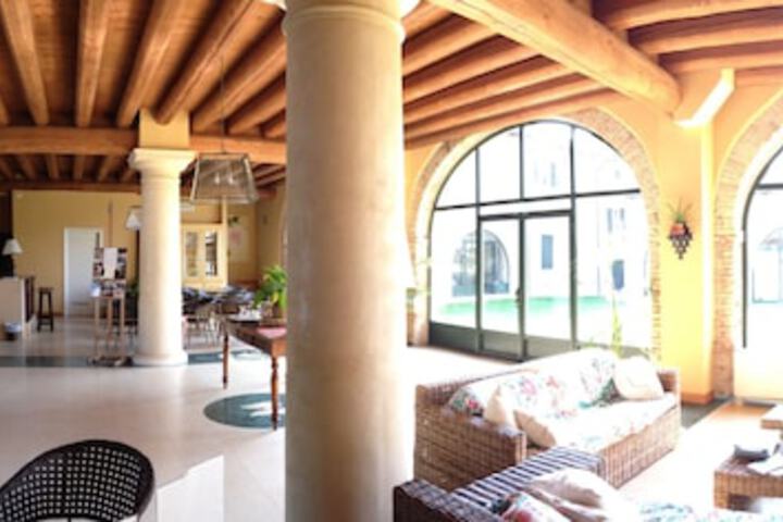 Entrance & Lobby