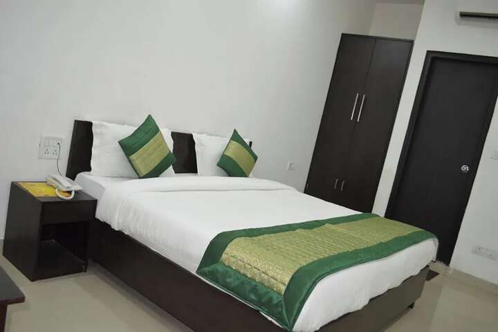 Room 12 of 90