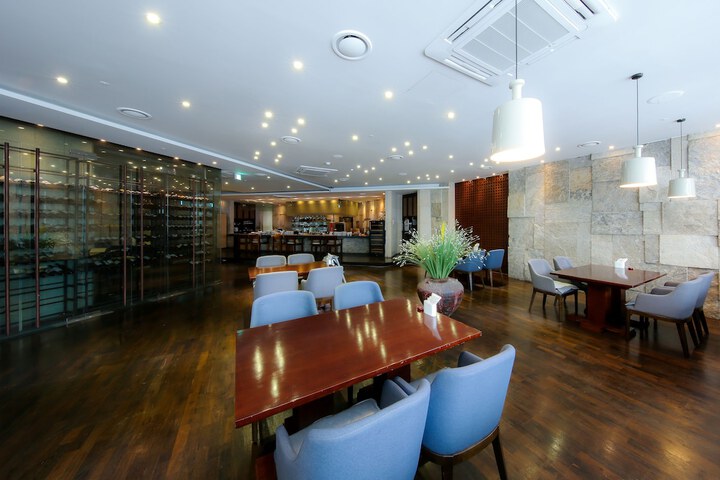 Lounge 76 of 90