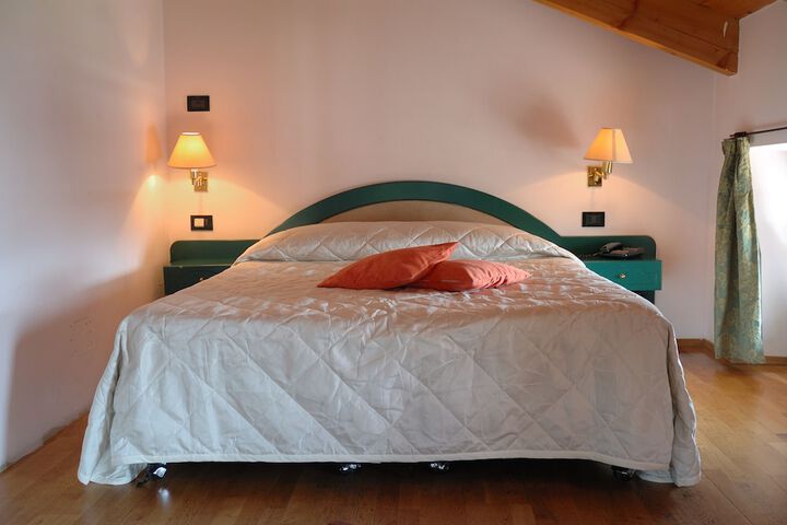 Room 4 of 9